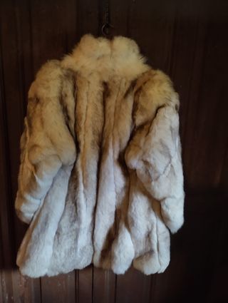 Abrigo Saga Fox beige y blanco
