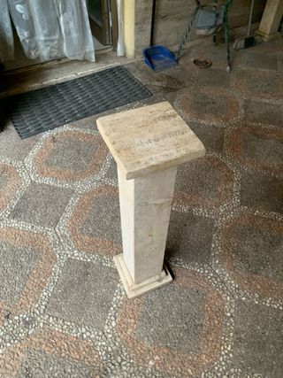 Piedistallo in marmo beige