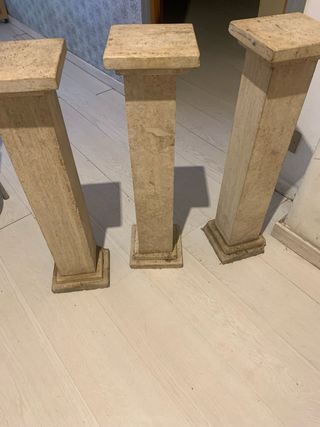 Piedistallo in marmo beige