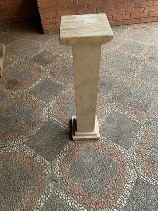 Piedistallo in marmo beige