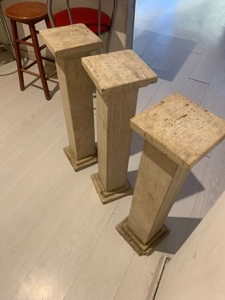 Piedistallo in marmo beige
