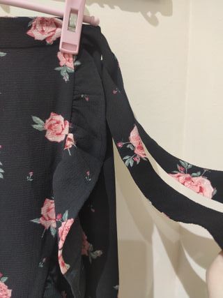 Falda midi pareo H&M negra flores rosas talla 38