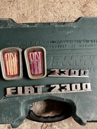 Insignias FIAT 2300