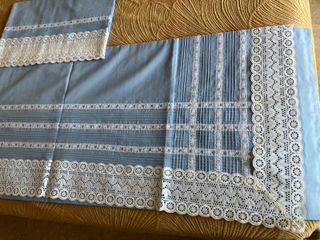 Sábana azul artesanal - tira bordada