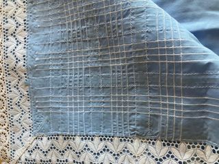 Sábana azul artesanal - tira bordada