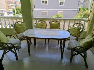 Mesa terraza + 6 sillas metal y madera.