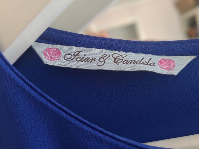 Vestido fiesta azul detalle plata y plumas