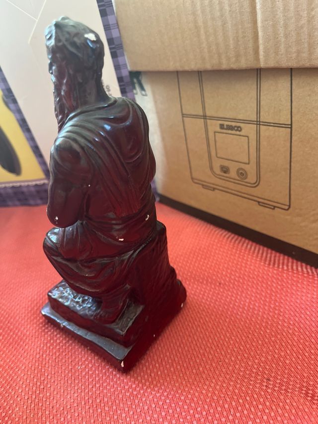 Estatua hombre barbudo roja