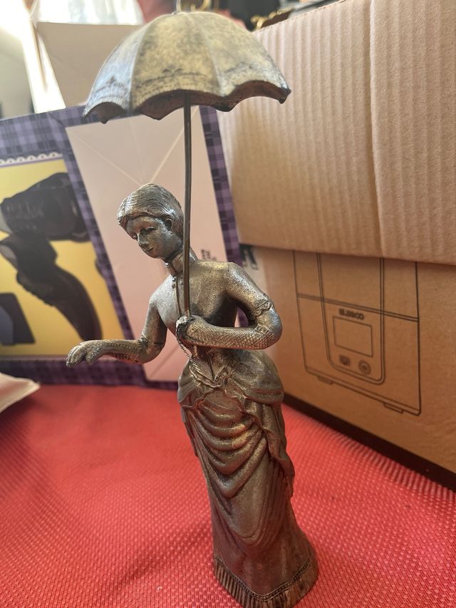 Estatuilla Metálica Mujer Paraguas