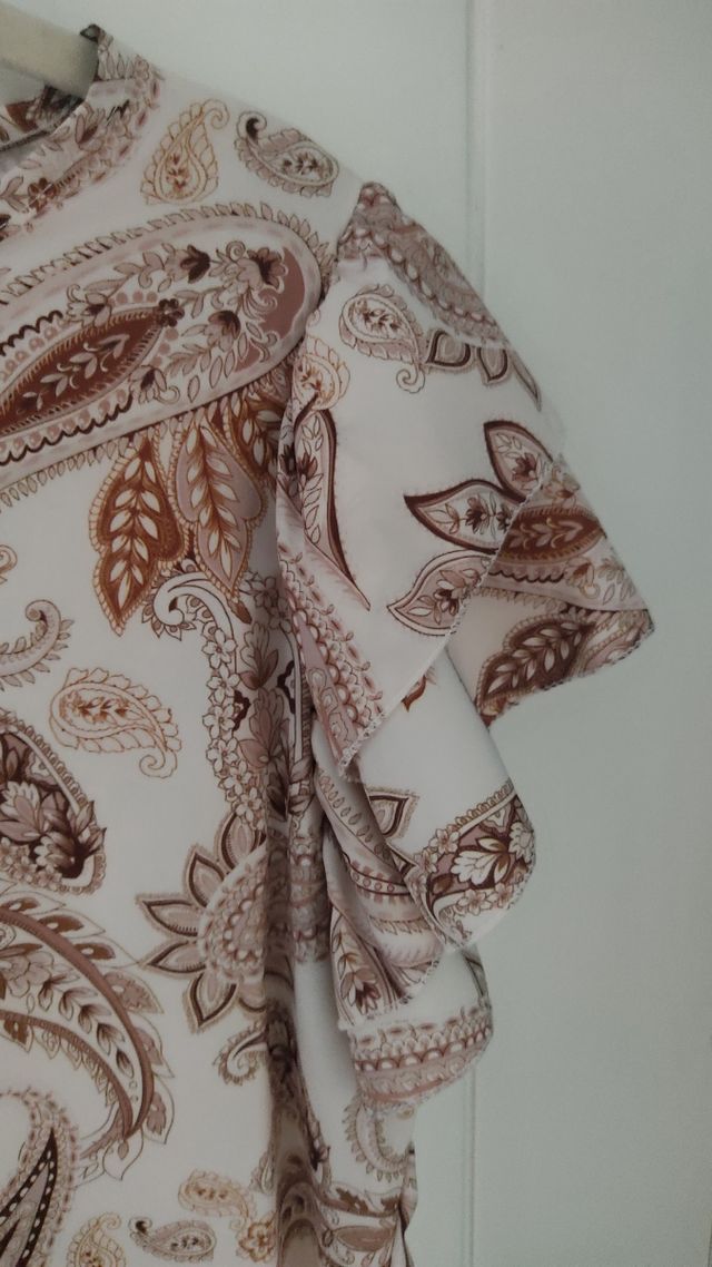 Blusa beige y marrón con mangas volantes