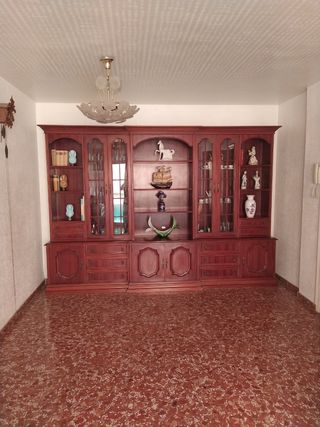 Mueble salón clásico madera elegante con vitrinas