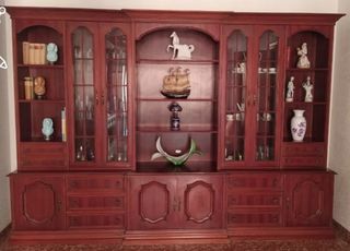 Mueble salón clásico madera elegante con vitrinas