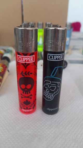 2 Isqueiros Clipper caveiras
