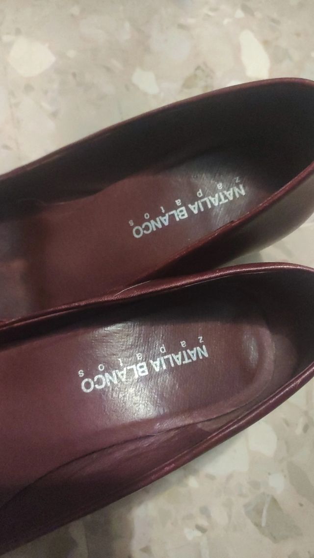 Tacones Natalia Blanco burdeos