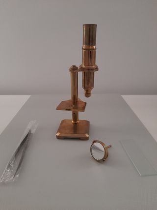 Microscopio antiguo de latón
