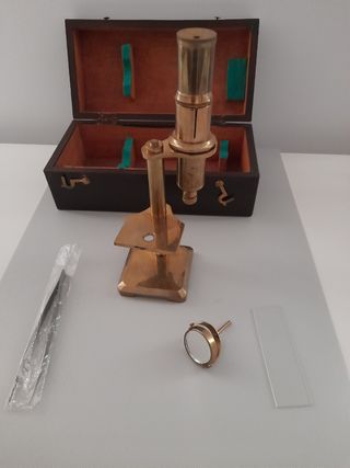 Microscopio antiguo de latón