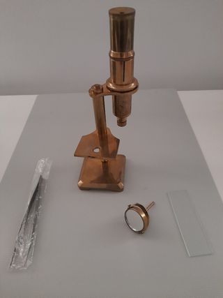 Microscopio antiguo de latón
