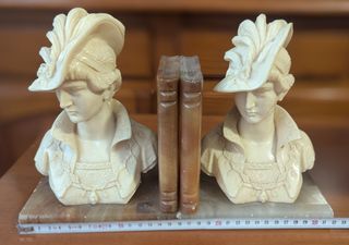 Sostiene libri - Statue