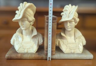 Sostiene libri - Statue