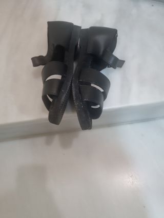 Sandalias para nazareno negras niña