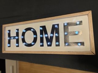 claqueta + Cartel luminoso 'HOME'
