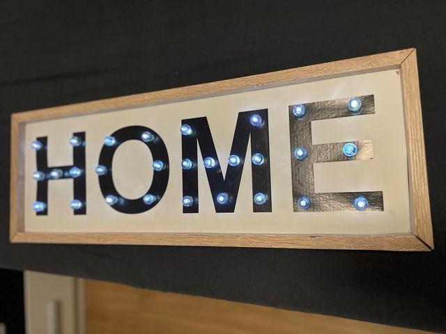 claqueta + Cartel luminoso 'HOME'