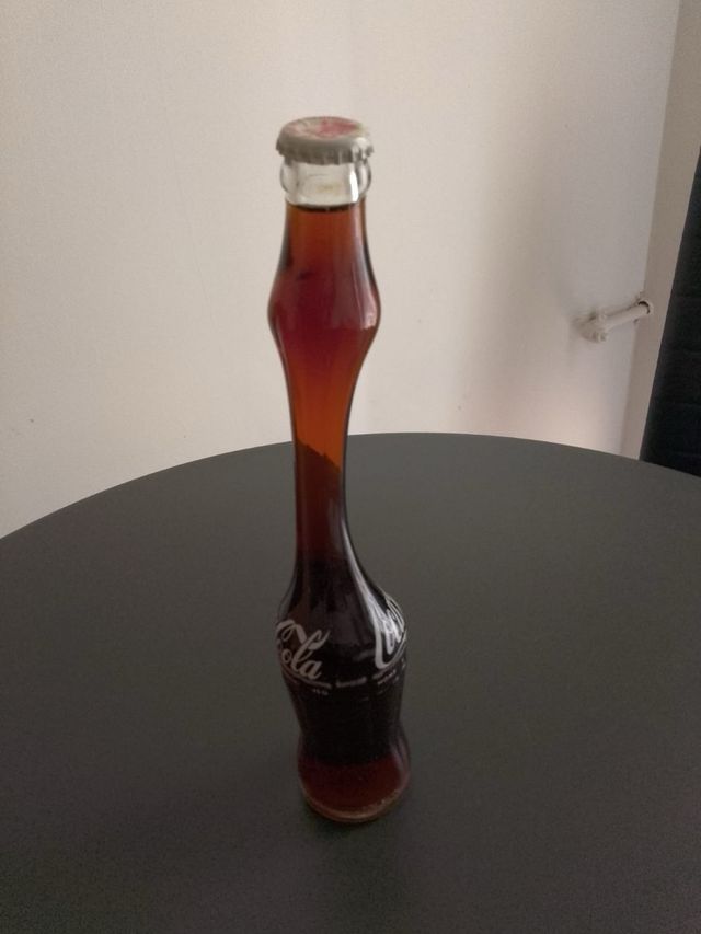 Bottiglia Coca Cola vintage con collo allungato.