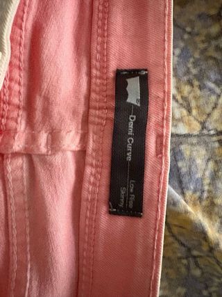 Jeans Levis rosa-blanco, talla M