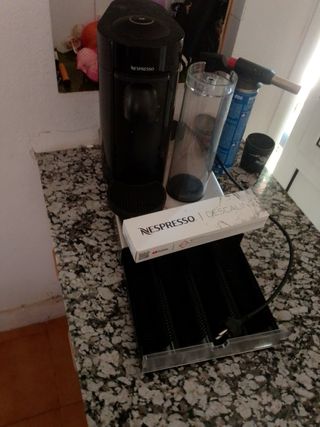 Cafetera Nespresso + Portacapsulas