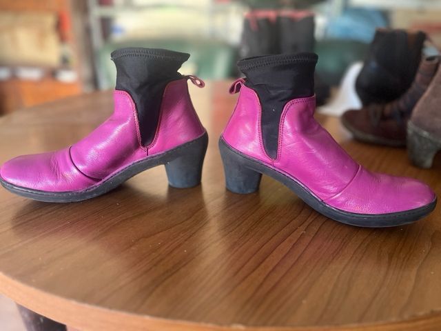 Botines tacón Art cuero morado