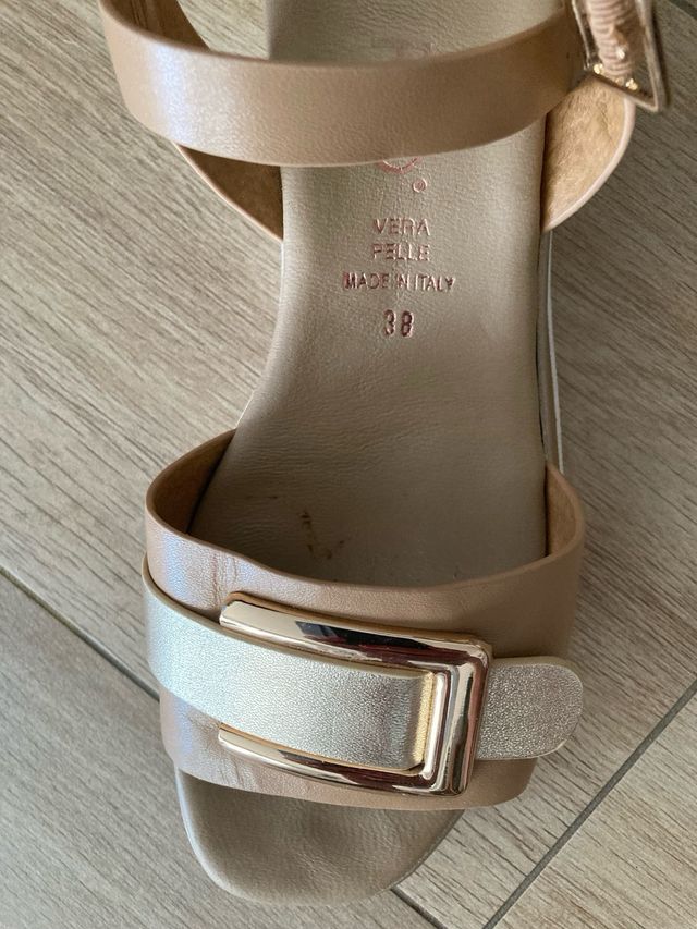 Sandalias Vera Pelle beige-dorado 38