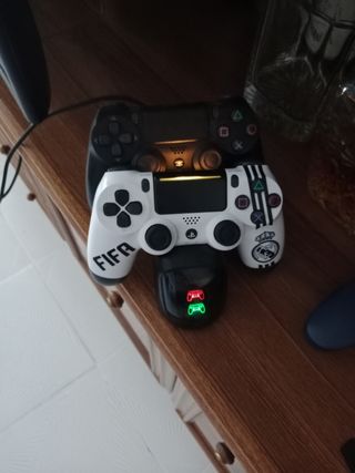 PS4 (PlayStation 4) 500GB + 2 mandos