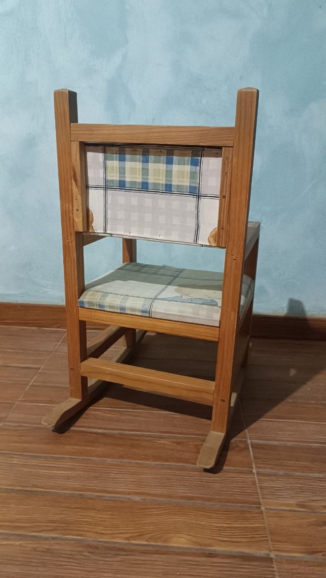 Mecedora infantil de madera