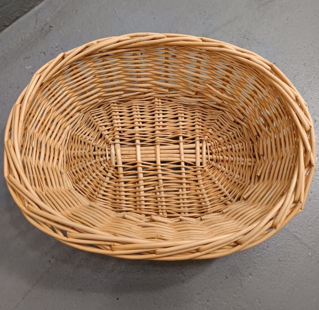 Cesta mimbre ovalada.