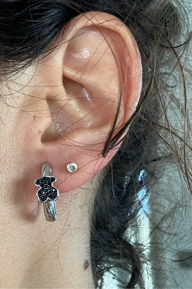 Pendientes Criollas Tous con espinela negra.