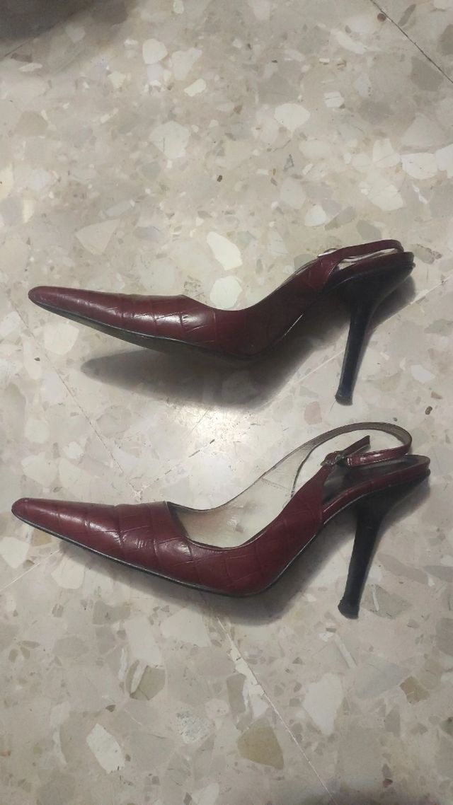 Tacones granate slingback