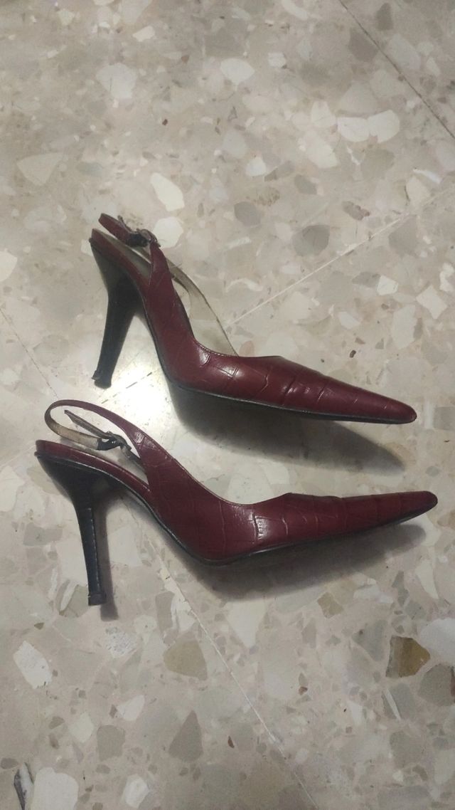 Tacones granate slingback