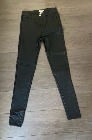 Pantalones cuero sintético negros
muy elasticos 