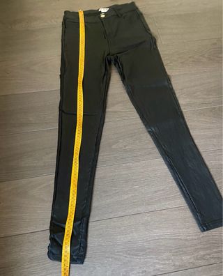 Pantalones cuero sintético negros
muy elasticos 