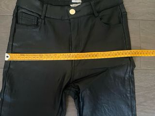 Pantalones cuero sintético negros
muy elasticos 