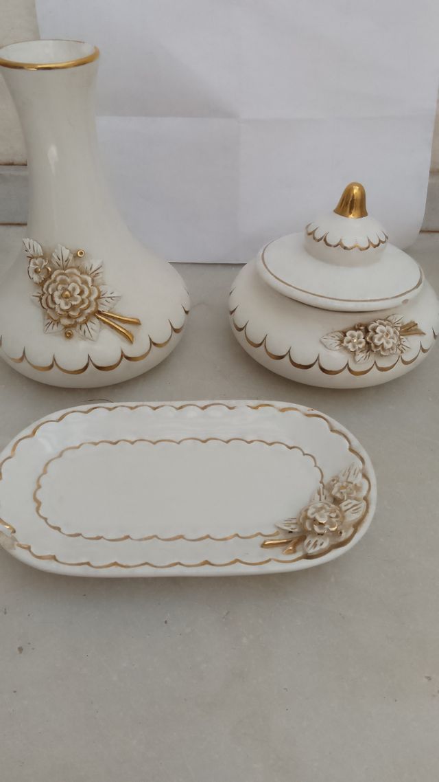 Juego de tocador porcelana,  tres piezas loza fina