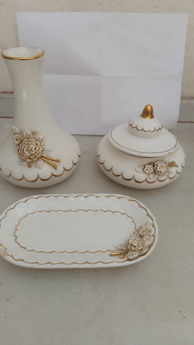 Juego de tocador porcelana,  tres piezas loza fina