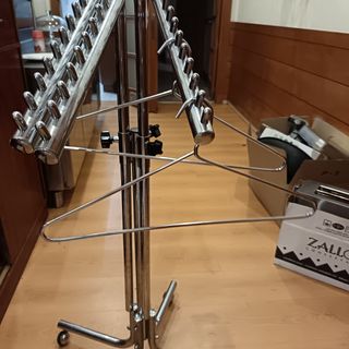 Perchero metálico plateado