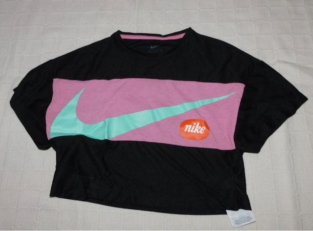 Camiseta Nike negra y rosa
