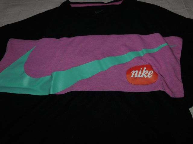 Camiseta Nike negra y rosa