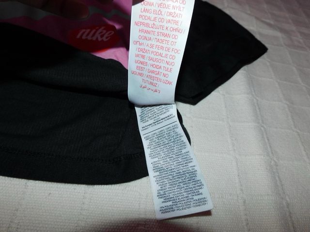 Camiseta Nike negra y rosa