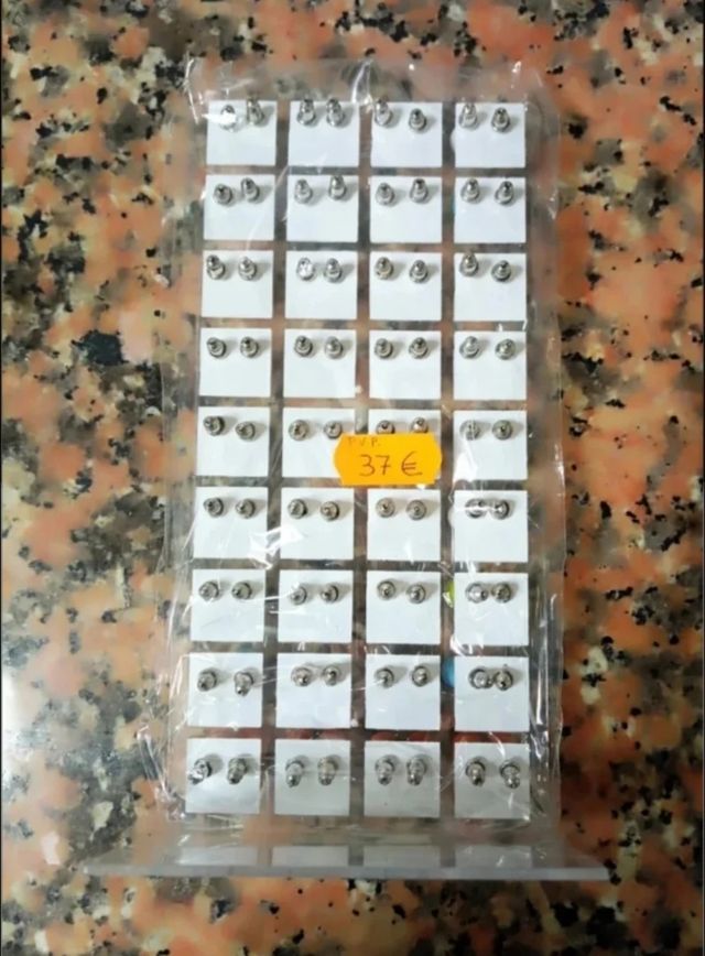 Lote 36 pares de pendientes Mujer. Nuevos.