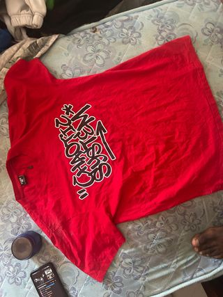 Camiseta roja estampada