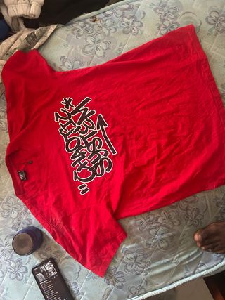 Camiseta roja estampada
