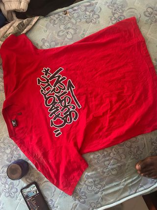 Camiseta roja estampada